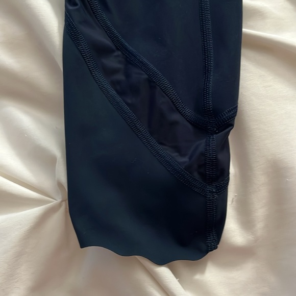 Lululemon size 6 navy scalloped legging - Picture 2 of 6